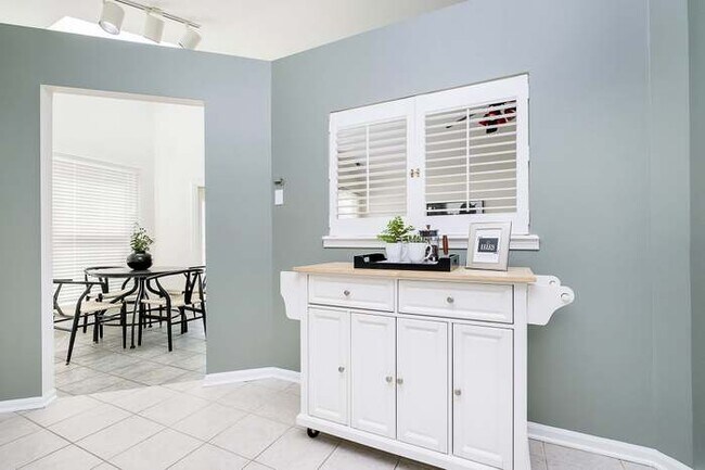 Foto del edificio - 7675 Waterwood Dr