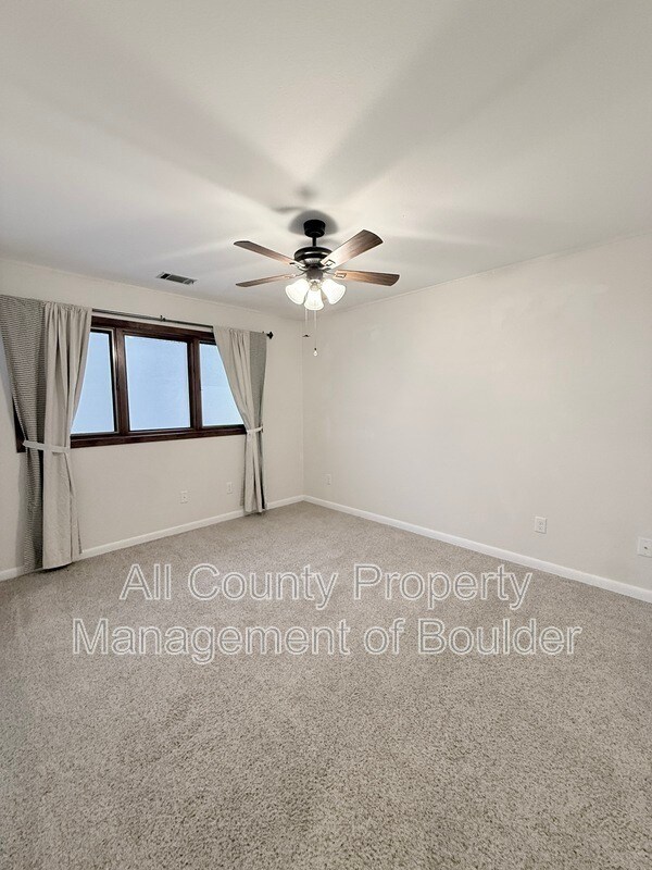 Foto del edificio - 1576 Bradley Dr