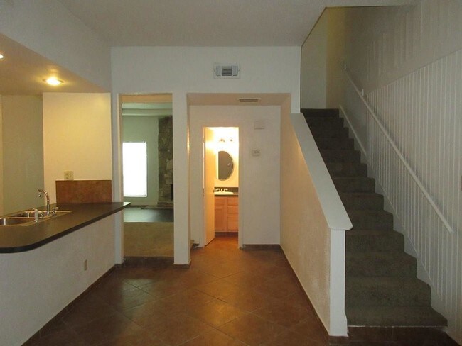 Building Photo - 11205 Shannon Hills Dr