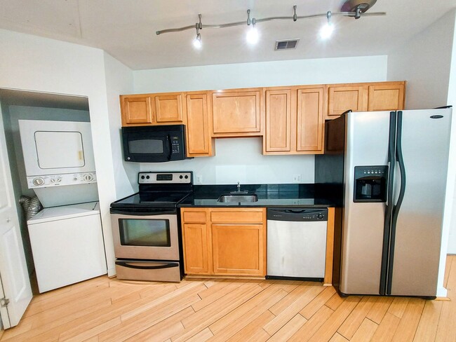 Foto del edificio - Modern and Bright 1 BR 1 BA in 16th St Heights