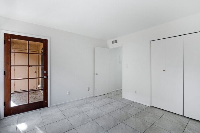 Foto del edificio - Freshly Updated Condo with In-Unit Laundry