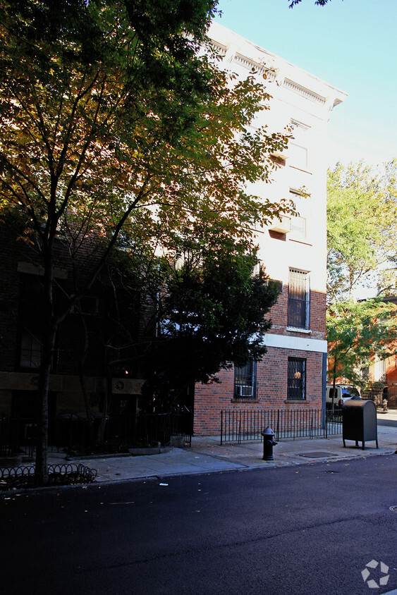 Building Photo - 110 Hoyt St