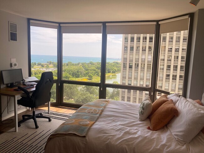 Foto del edificio - 2650 N Lakeview Ave