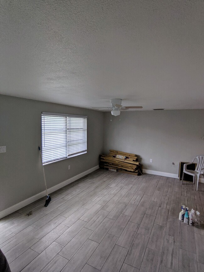 Habitación adicional con luz natural, versátil para oficina o sala de juegos. - 1147 Jennings Dr