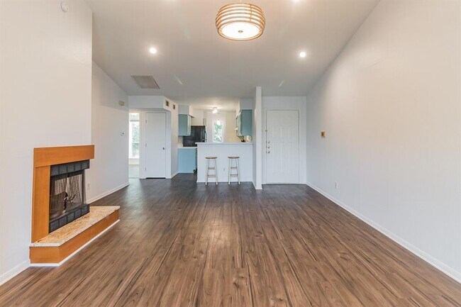 Foto del edificio - 2450 Wickersham Ln