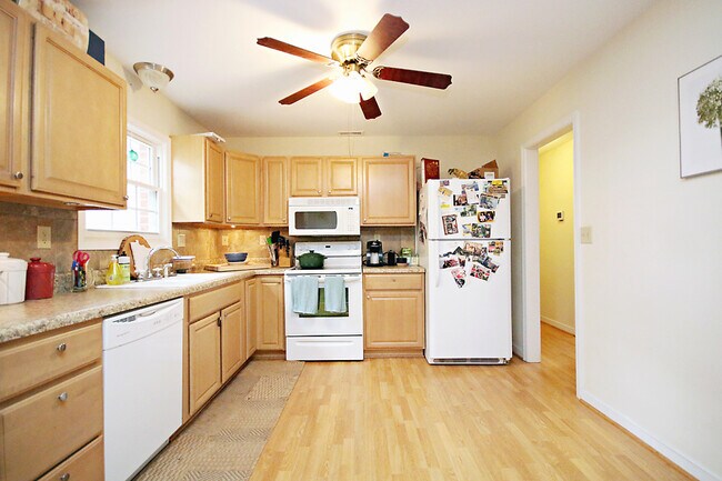 Foto del edificio - Pet Friendly, One Level Living in Johnson ...
