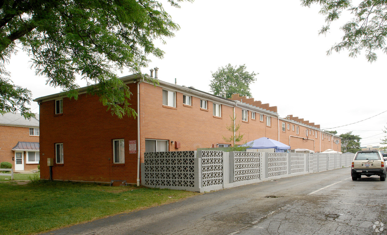 908 N Meadows Court - 908 N Meadows Ct
