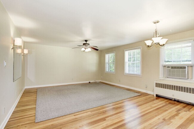 Building Photo - 1 Bed 1 Bath - Silver Spring Condo - Utili...
