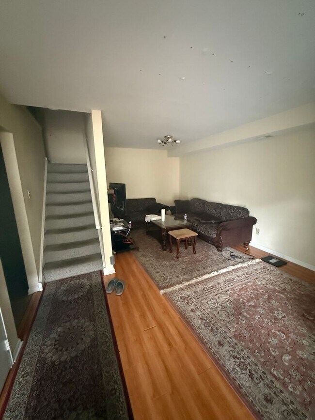 Foto del edificio - Far Northeast Renovated 3Bed/2.5Bath Residence  - Available 11/1