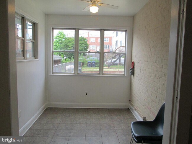 Building Photo - 109 Longfellow St NE