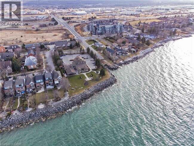 Photo du bâtiment - 600 N Service Rd