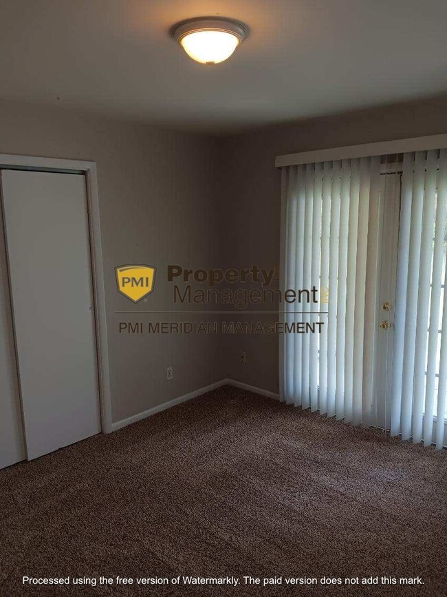 Building Photo - Cozy 2-Bedroom Duplex in the Heart of Indi...