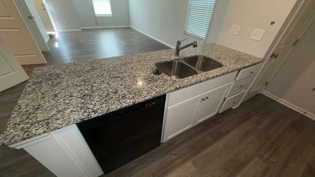 Building Photo - Lovely 3-Bedroom Home in a Quiet Kansas Ci...