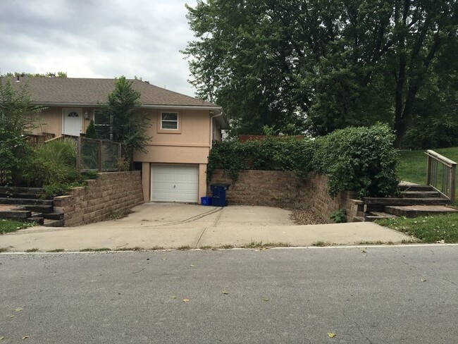 Building Photo - 101 SE Summit Ave