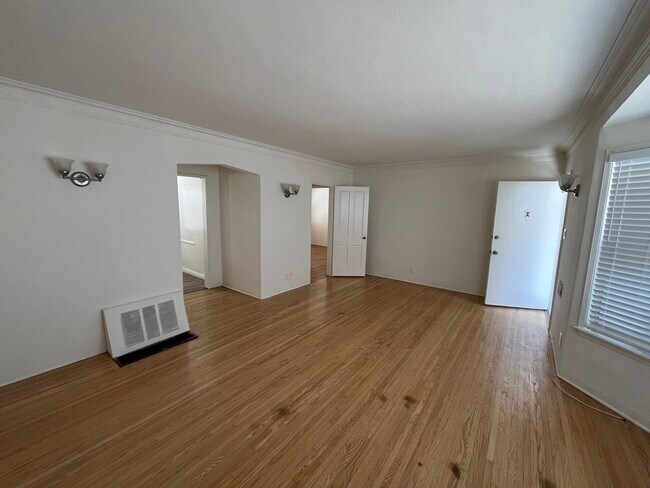 Foto del edificio - 820 N Edinburgh Ave