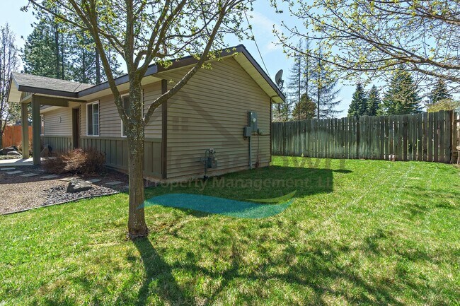 Foto del edificio - 2 Bedroom 1 Bath Home with Off-Street Parking Available in Coeur d'Alene!