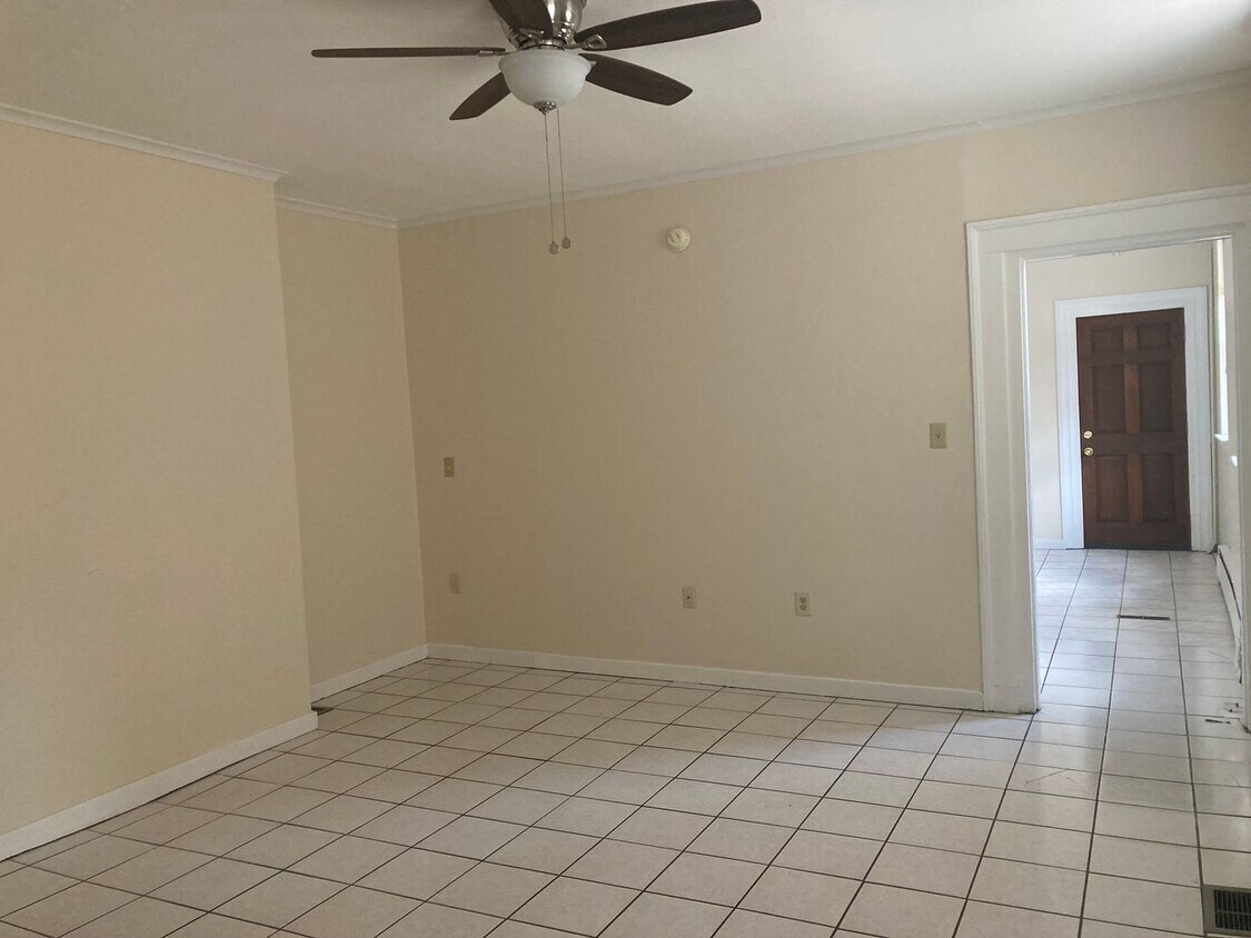 Foto principal - 845 Western Ave