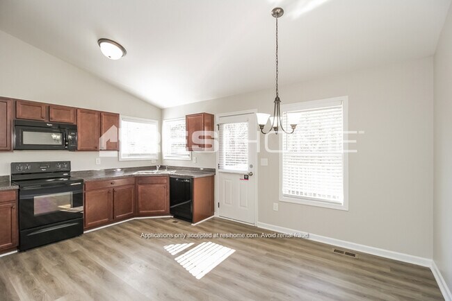 Building Photo - 32 Chimney Springs Dr