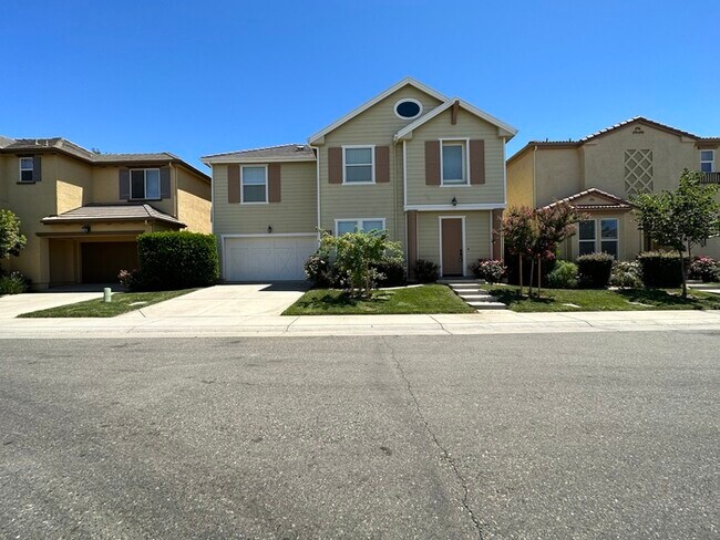 Building Photo - Beautiful 4 Bedroom, 2.5 Bathroom House in...
