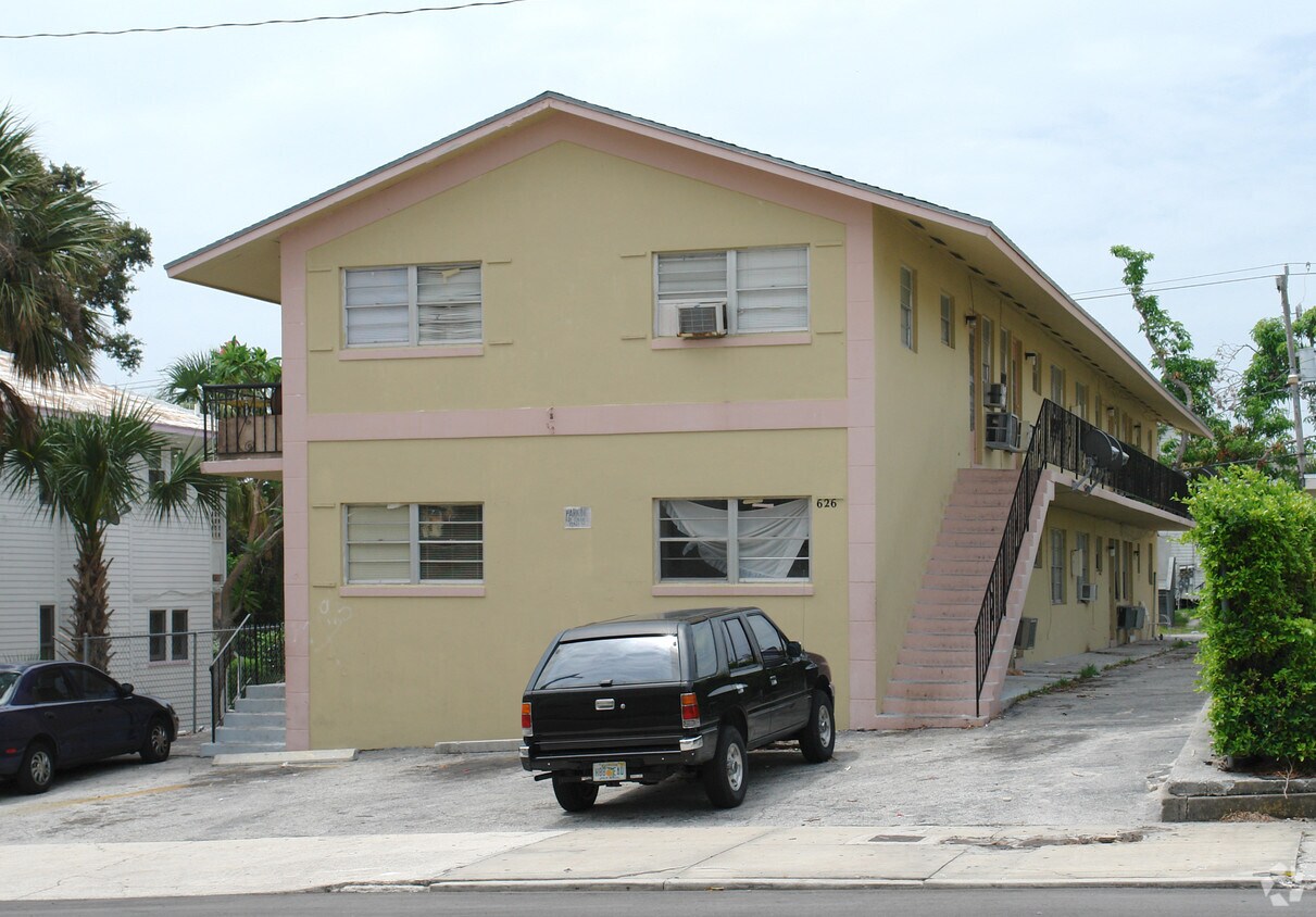Primary Photo - 626 Datura St