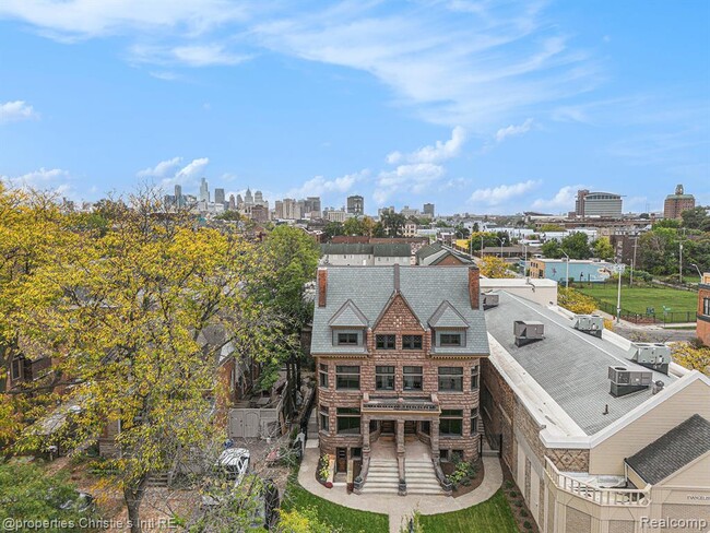 Building Photo - 701 W Canfield St