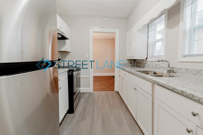 Building Photo - Charming 3 Bedroom in Birmingham!