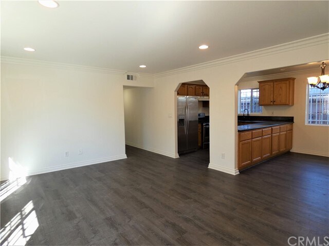 Building Photo - 2645 S Longwood Ave