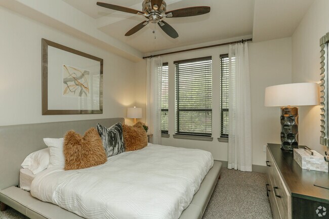 Building Photo - Downtown High-Rise Living – 1 Month Free +...