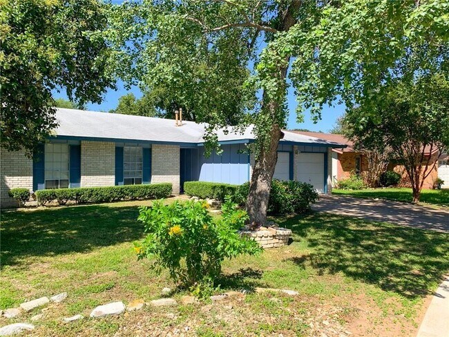 Building Photo - 802 Chisholm Valley Dr