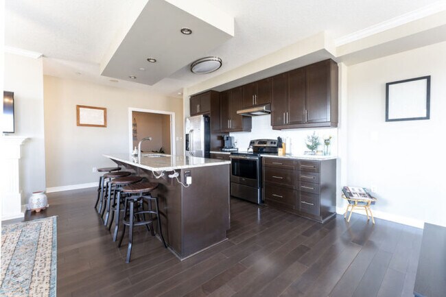 Photo du bâtiment - Downtown Executive Condo Living!   2+DEN * Gym * Lounge* Parking * AVAIL Sept 1!