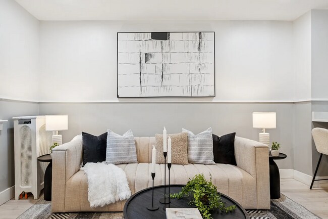 Foto del edificio - Stylishly Renovated 3-Bedroom Home with Pr...