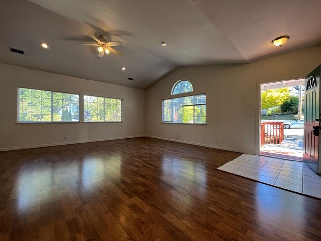 Foto del edificio - Spacious 3 Bedroom, 2.5 Bathroom w/ Bonus ...