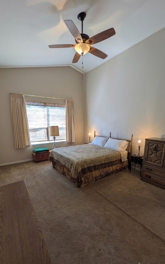 Foto del edificio - Located in a Gated Community