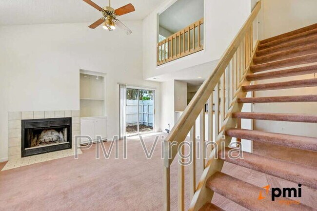 Foto del edificio - 1701 Willow Creek Ct