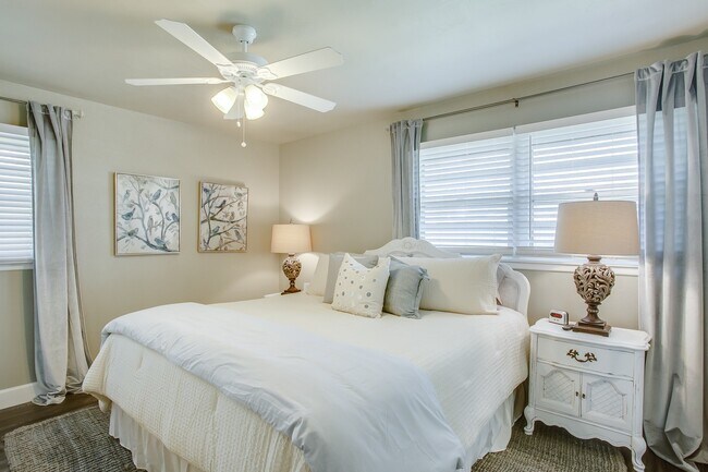 Foto del edificio - 4 bed / 2 bath Available For PRE-LEASING F...