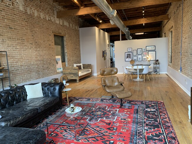 Foto del edificio - 1743 W Division St