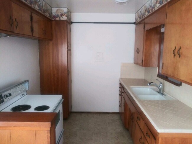 Kitchen 4 burners double oven - 2126 Orange Grove Ave