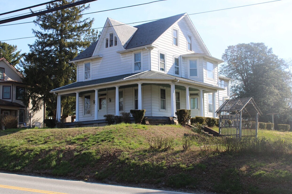 Primary Photo - Spacious 5 BR Victorian