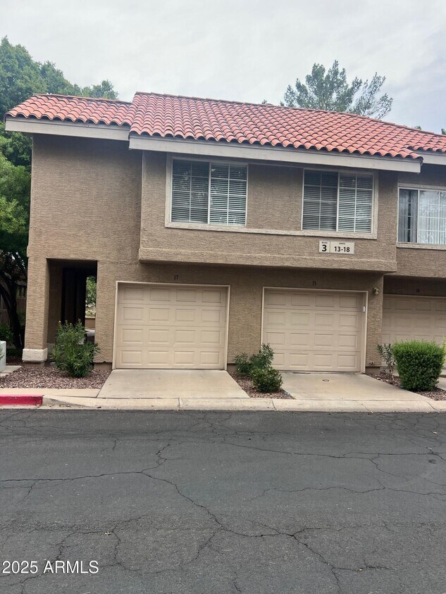 Primary Photo - 1633 E Lakeside Dr