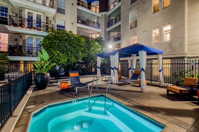 Poolside Cabanas - Windsor at Hancock Park