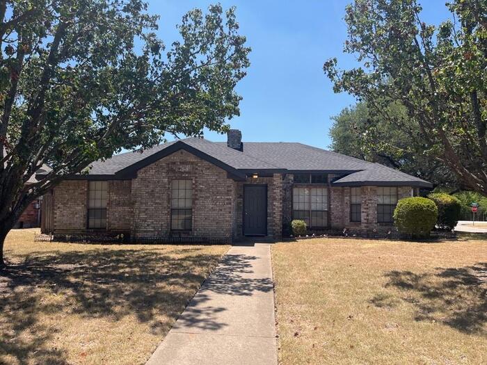 Foto principal - 4 bedroom! Corner lot, Desoto isd !