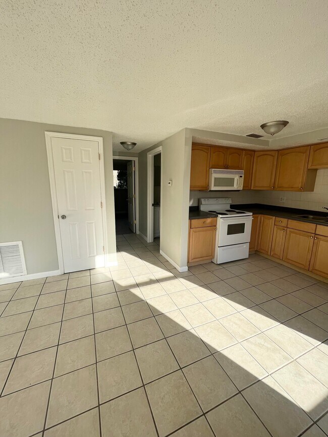 Building Photo - 6606 Chalice St