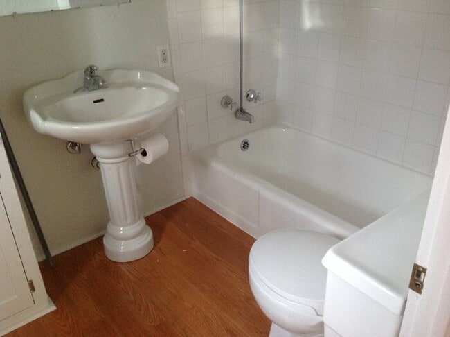 Building Photo - Avenues 2 bed upstairs unit
