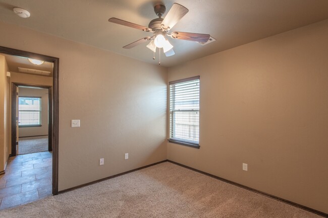 Foto del edificio - 701 Lindsey Ln