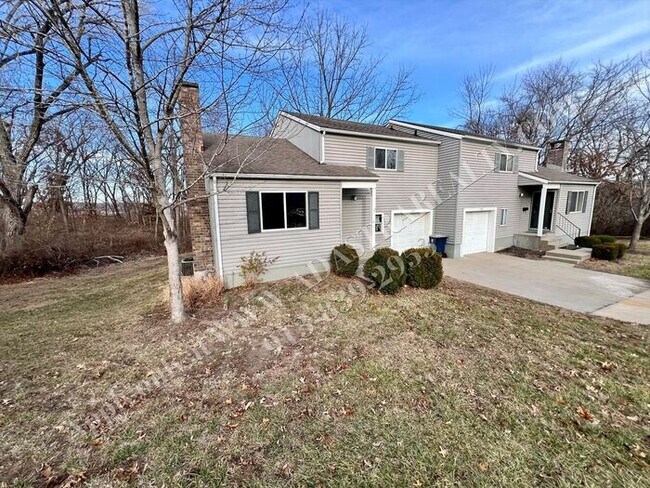 Foto del edificio - Beautiful Remodeled South KCMO Townhome-Available NOW!!