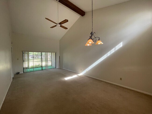 Building Photo - Beautiful 2bed/2ba Town Home in the Amazin...