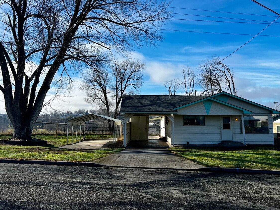 Foto principal - 3-Bedroom Home on Corner Lot with a View!