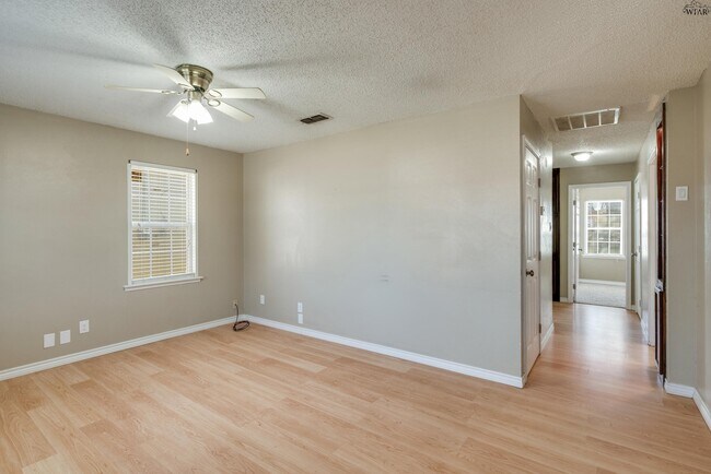 Foto del edificio - 5115 Kingston Dr