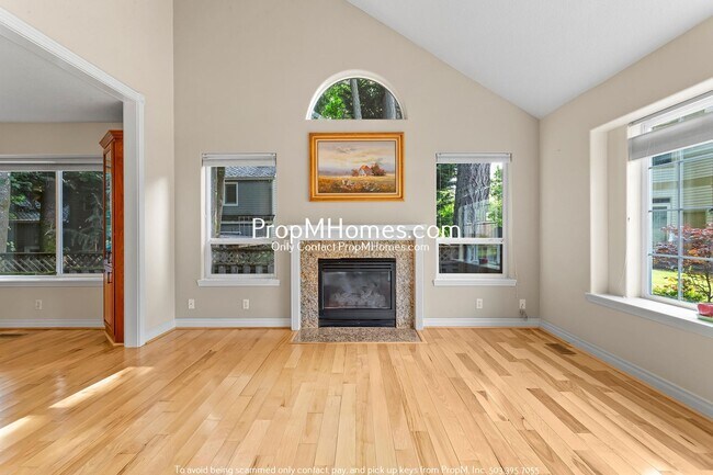 Foto del edificio - Spacious Four Bedroom Retreat in Lake Grove!