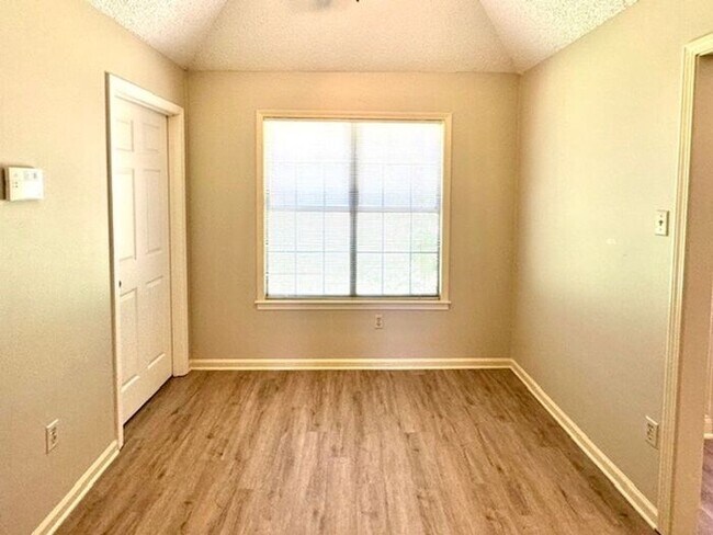 Foto del edificio - Spacious 3 Bedroom 2 Bath Home In Southeas...